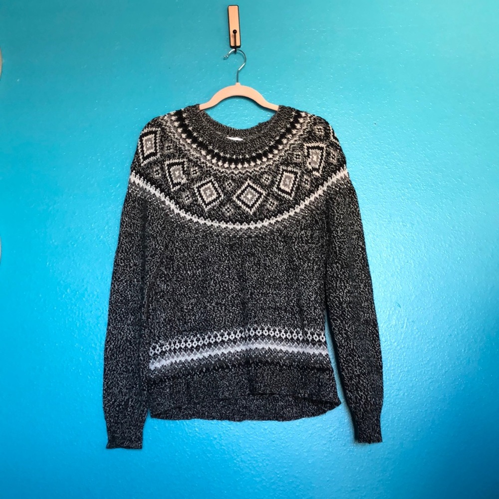 Super cute black and white sweater!!